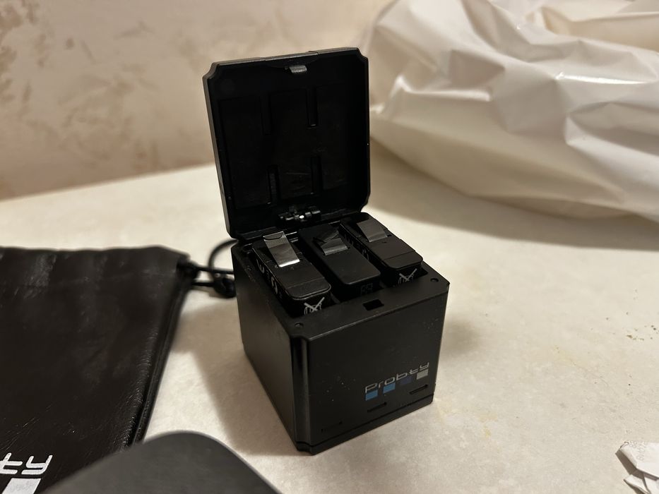 Gopro Hero 7 Black + 3 батерии кейс за зареждане и много аксесоари