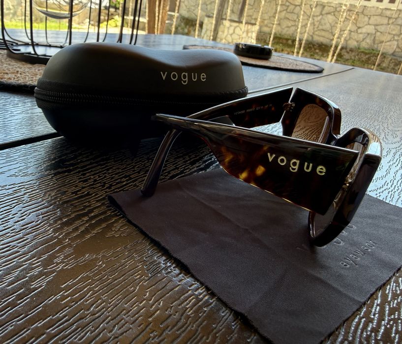 Продава слънчеви очила Vogue