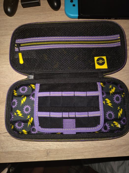 Nintendo Switch + калъф и две игри