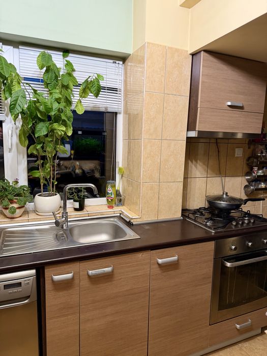 Vand mobila bucatarie cu cuptor, plită pe gaz, hota, chiuvetă+ insula