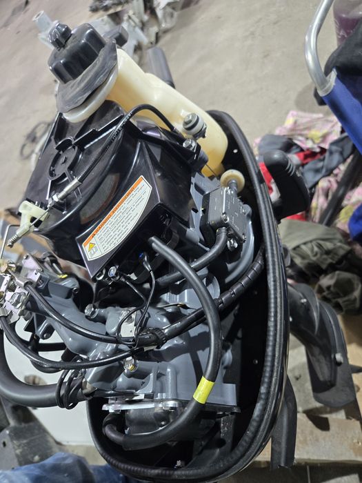 vând motor barca suzuki four strofe