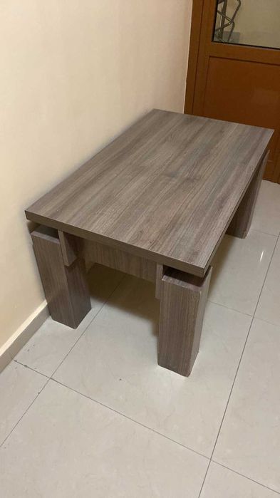 Стилни холни и трапезни маси от хотел – Отлично състояние!