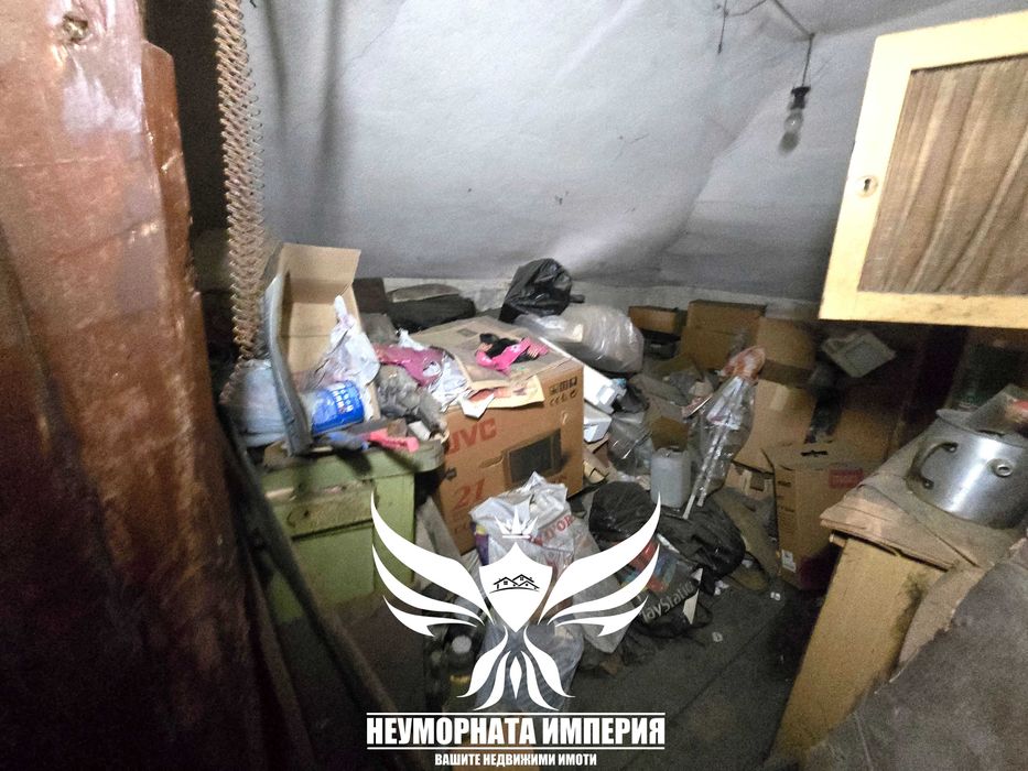 Продавам тристаен апартамент РЗП 172кв.м.на втори етаж с изба и таван в гр.Пловдив, широк център