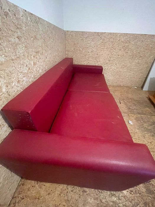 1бр.Кожен диван използван