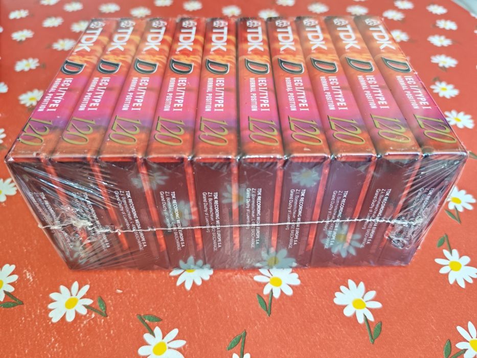Casete audio noi sigilate in cutie