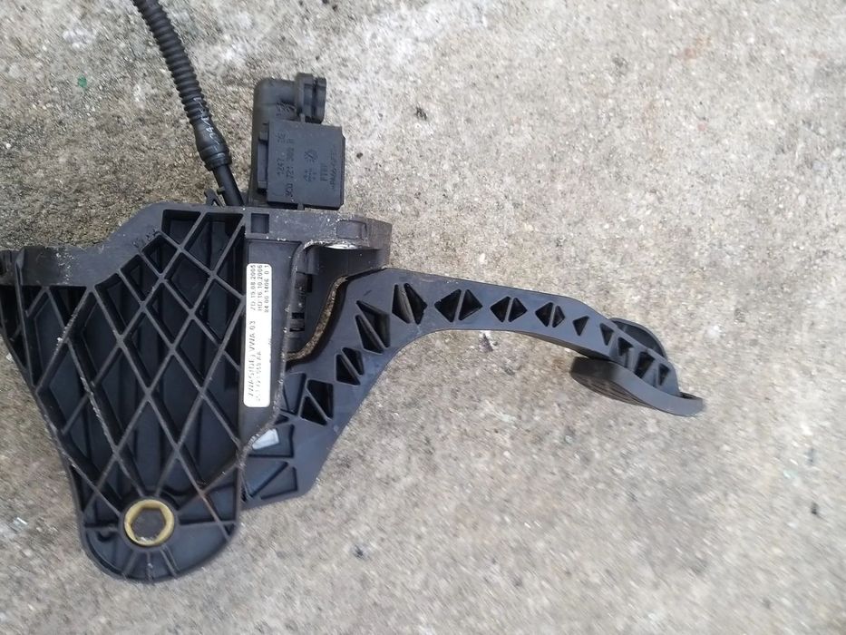 Vand Pedala Ambreiaj cod: 3C1721059A pentru Volkswagen Passat B6, 1.9 TDI din 2006