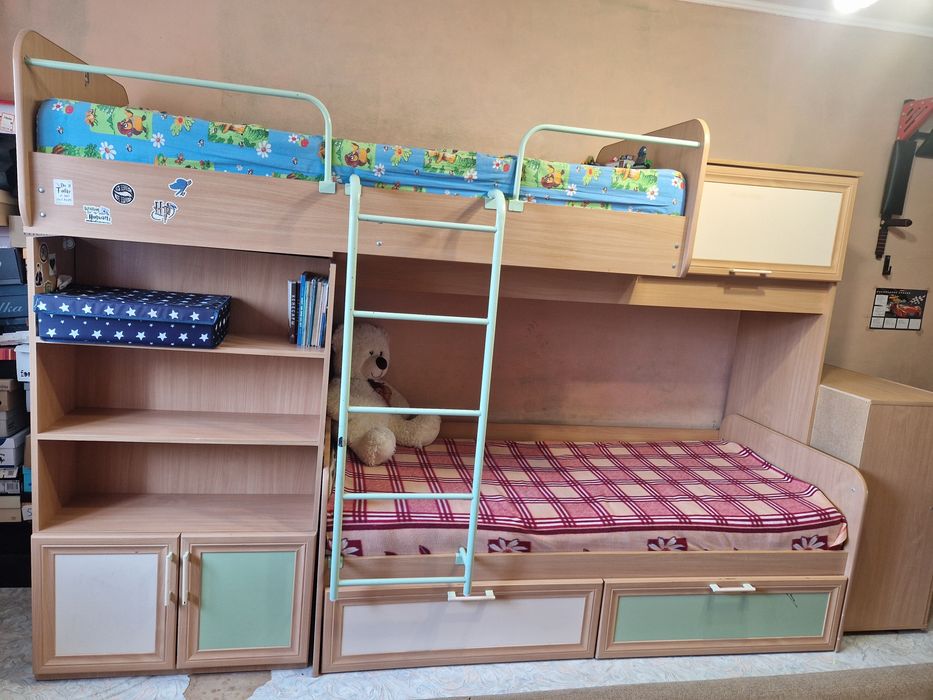 Детская двухъярусная кровать
