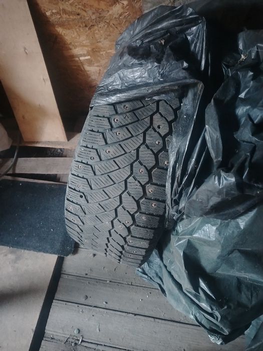 Продам зимнюю резину 285/60/18