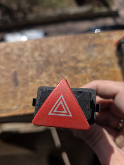 Бутон за аварийни - Ауди