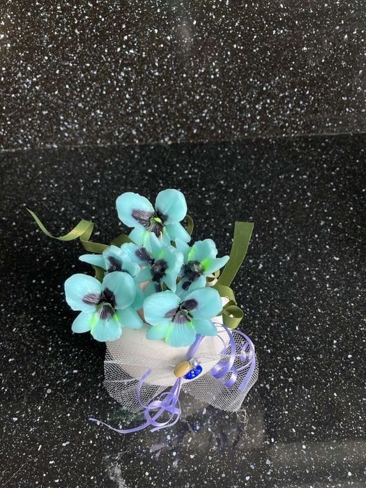 Теменужки в кашпи