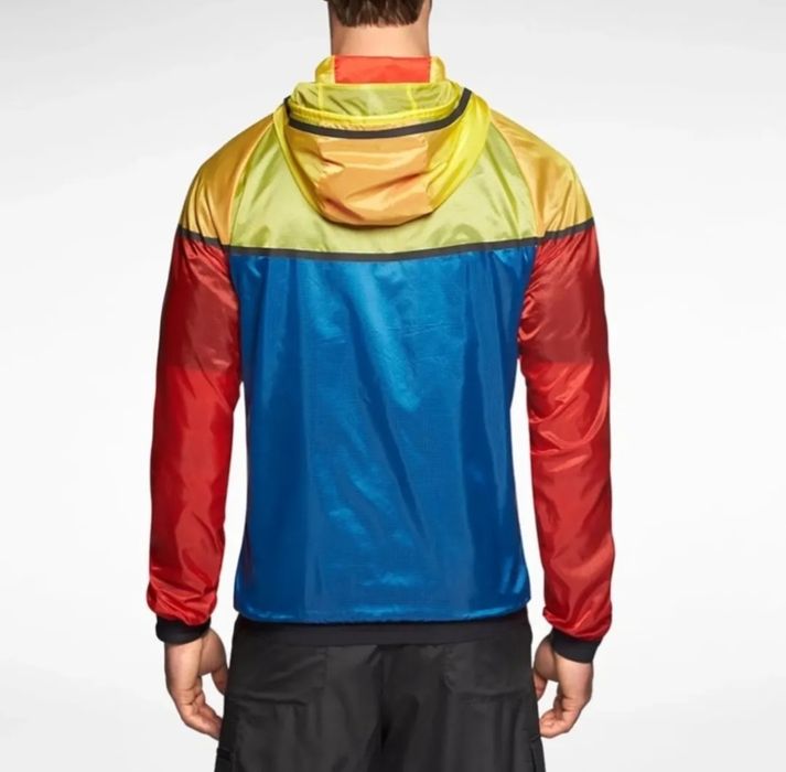 Nike Tech Hyperfuse Windrunner 

Чисто нова с етикети. 

Размер S

Цен