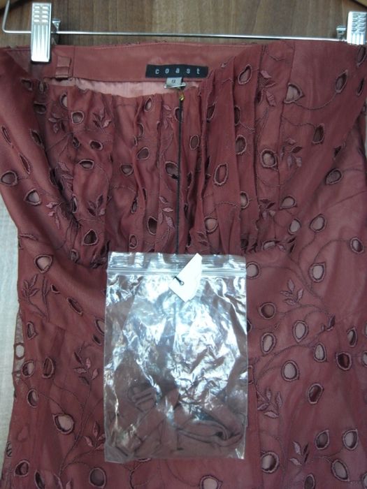 Продавам елегантна дамска рокля цвят бордо нова, марка Coast