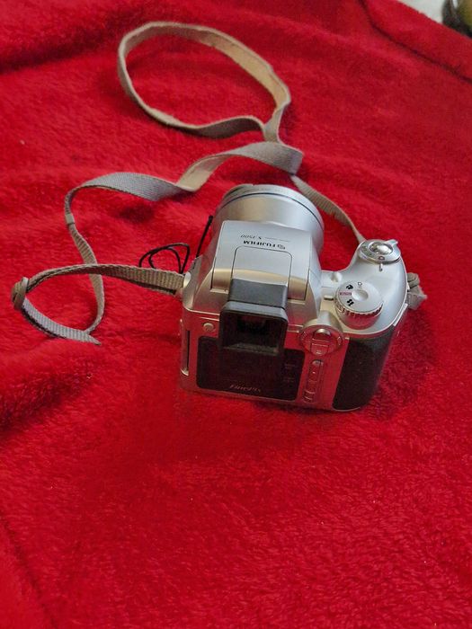 Aparat foto defect, cred ca nu face contact la baterii