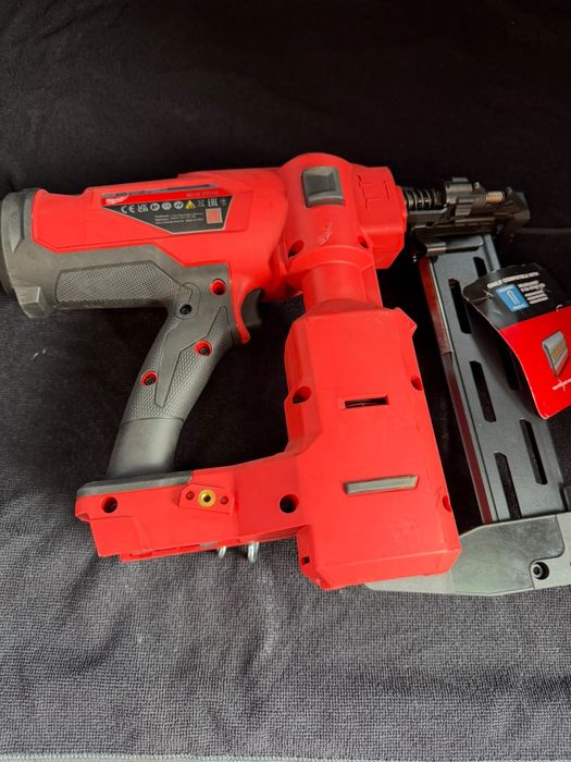 Milwaukee capsator pe acumulator