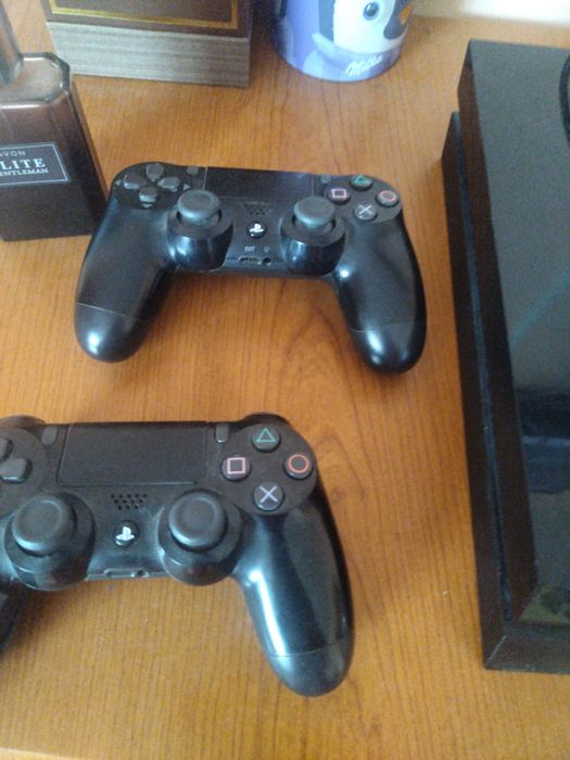 Vând ps 4 cu 2 manete și 21 de jocuri