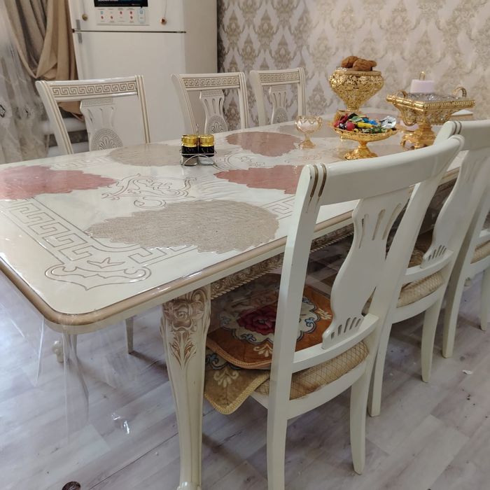 Продаю стол со стульями
