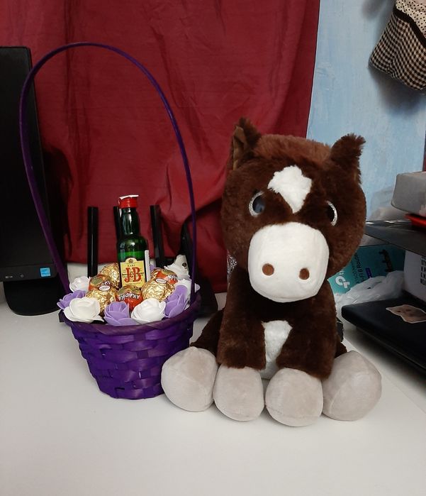 Cos cu flori și jucarie la alegere