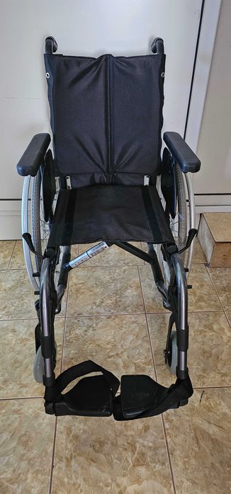 Carucior cu roti pentru persoane cu dizabilitati .
