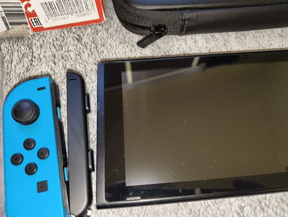 Nintendo Switch V2 (HAC-001-01) + Mario Kart 8, Animal Crossing, Luigi's Mansion 3