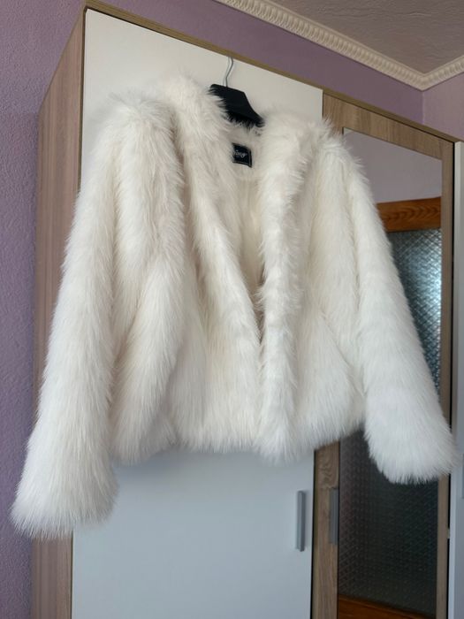 Бяло палто с косъм