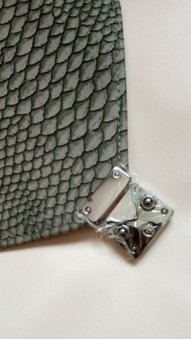 Ефектна чанта в кремаво и сиво