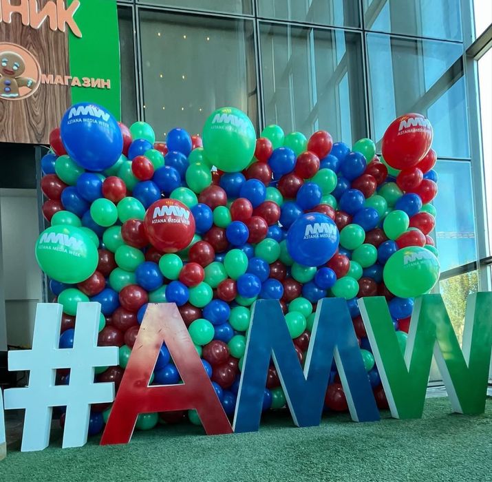 Арка из воздушных шаров, банер