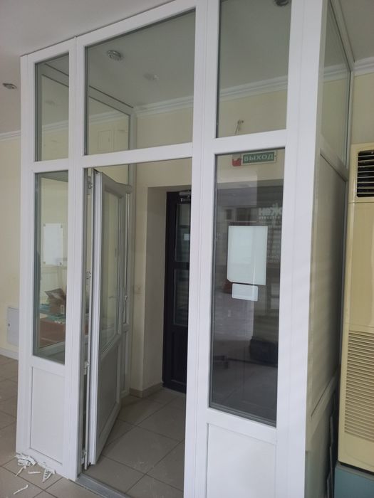 Стеклянная дверь