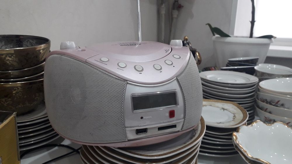 Продам магнитофон. Есть радио, читает CD диски, читает USB флэшки.