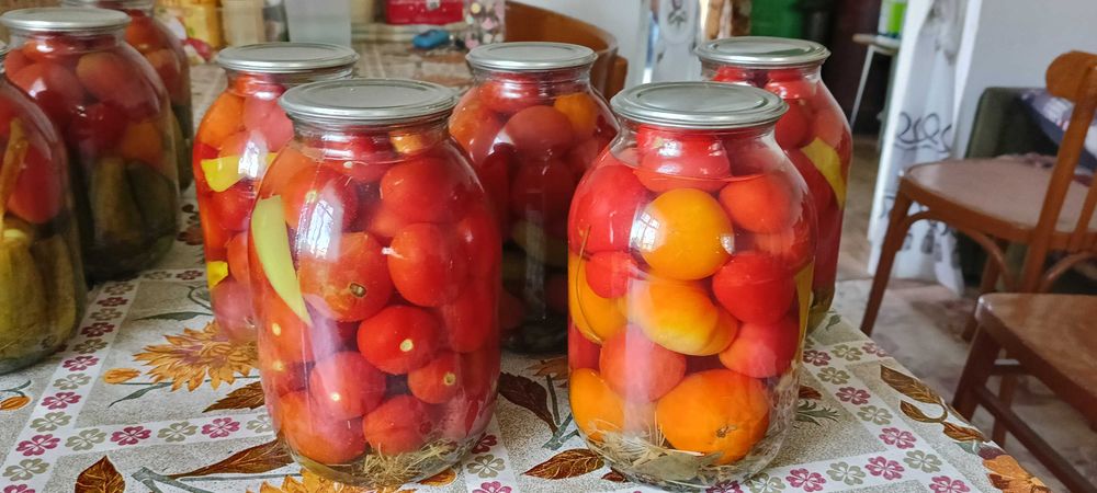 Продаю соленья-помидоры и огурцы.
