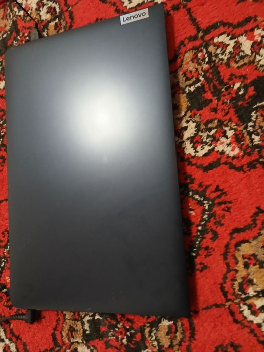 Noutbook Lenovo sotiladi