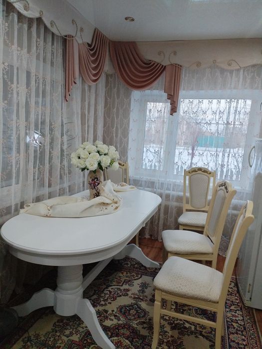 Стол обеденный .