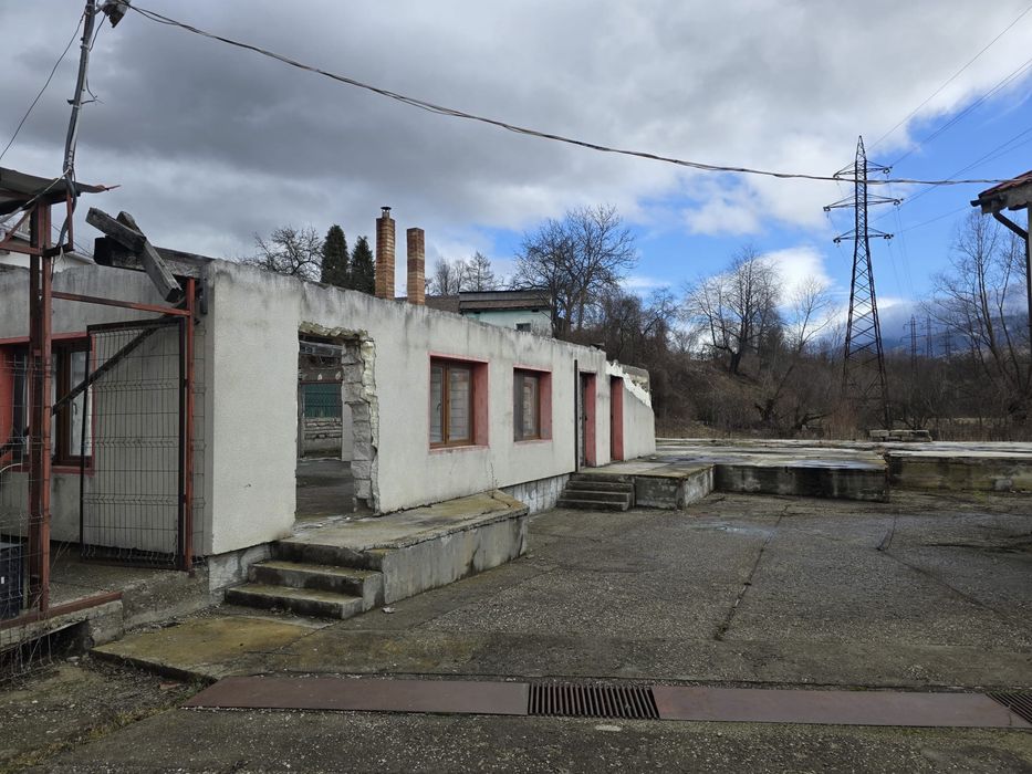 Pământ de vânzare + anexe