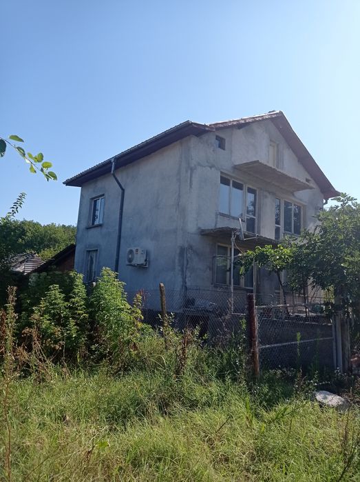 Вила в село Бял Извор област Стара Загора