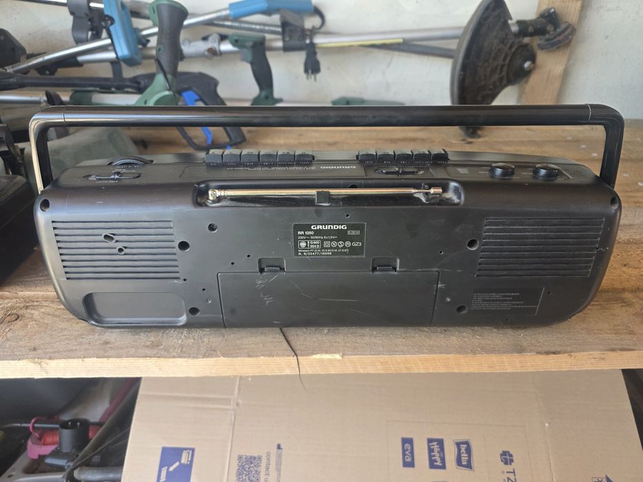 Vand 2 radiocasetofoane Grundig si Aiwa