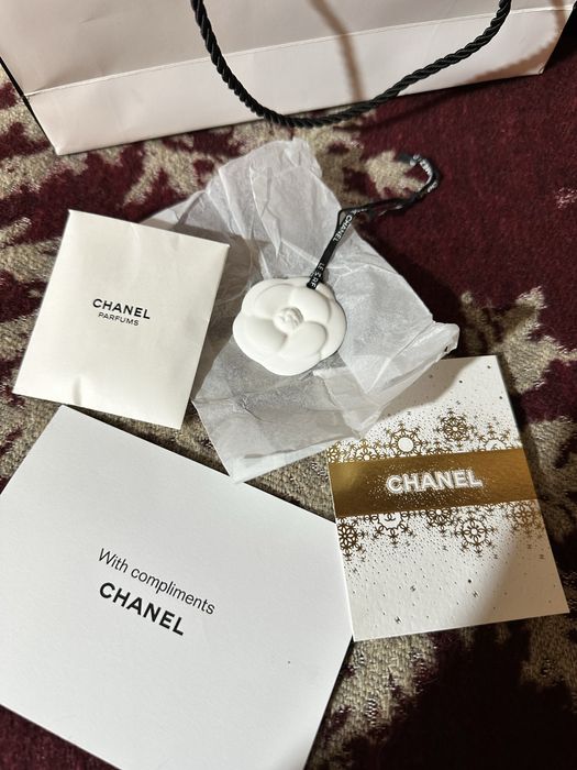 Chanel beauty керамична камелия и картичка