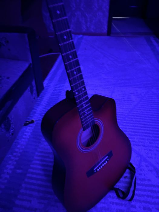 Гитара 25 мынға , сос зор с чехлом