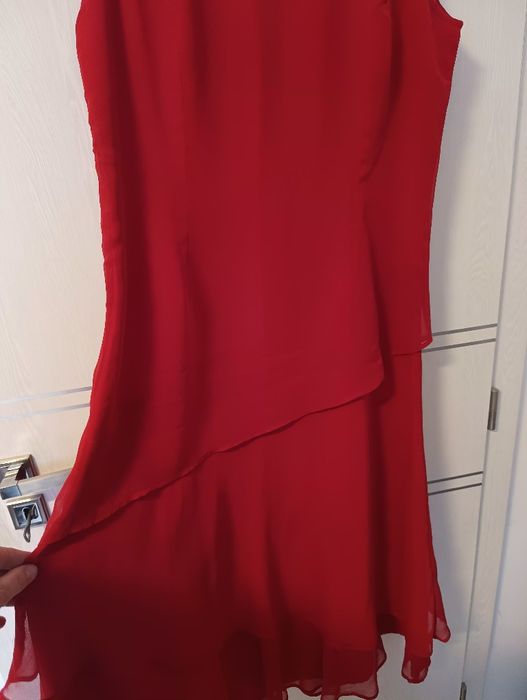 Rochie elegantă cu volane asimetrice