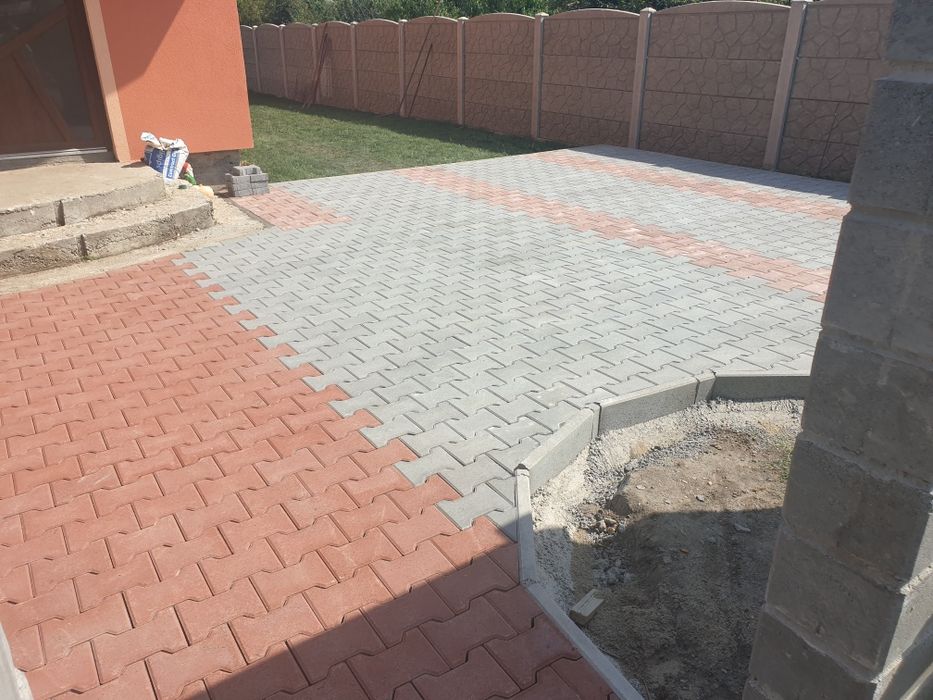 Echipă de meseriași montatori pavaje si construcții