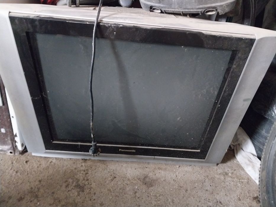 Старый сломанный телевизор