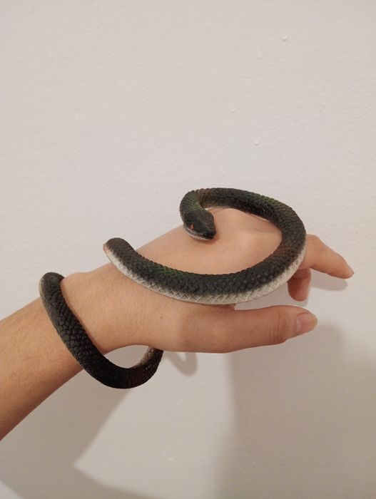 Реалистичная змея.