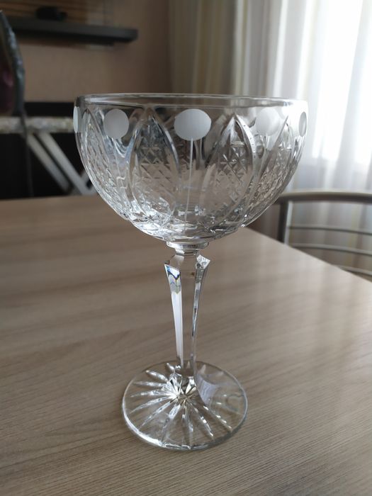 Продам хрустальную вазу.