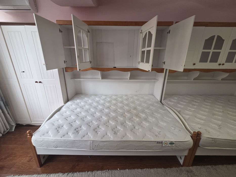 Продам кровать с полками срочно.