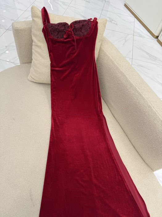 Бархатное силуетное платье