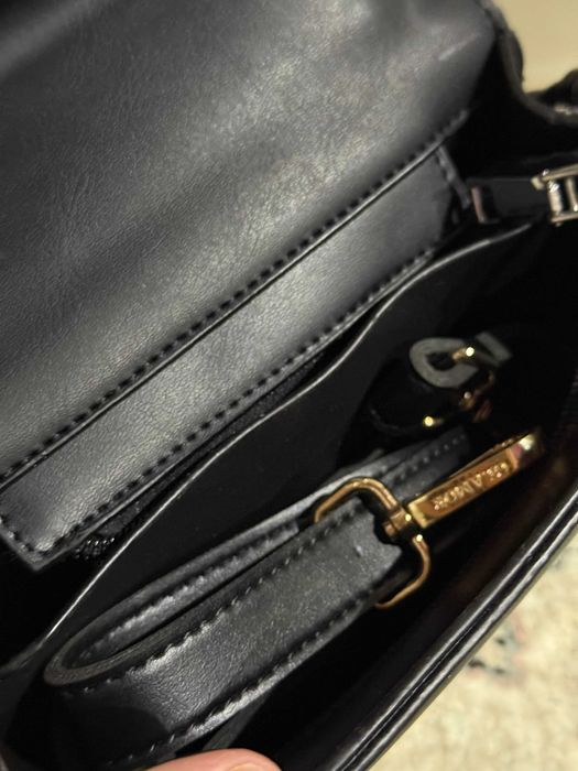 Чёрная сумка Charles & Keith