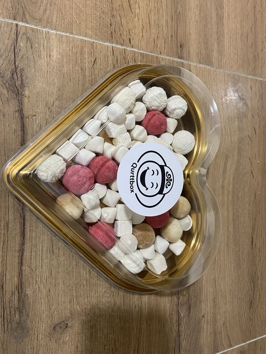 Қолдың құрты оформлениесімен