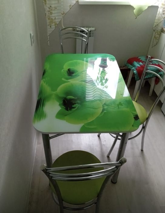 Продам кухонный стол и стулья