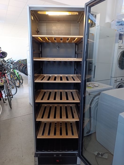 Хладилна ветрина Vestfrost за вино