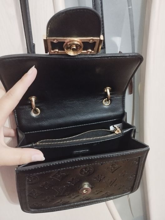 Продам маленькую сумочку через плечо