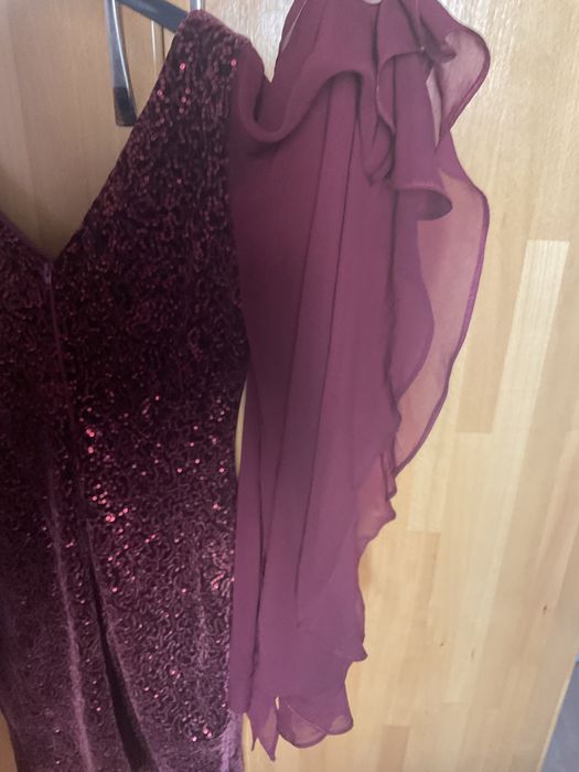 Кадифе,цялата с шити пайети рокля JUNONA,с ръкав пеперуда,размер М