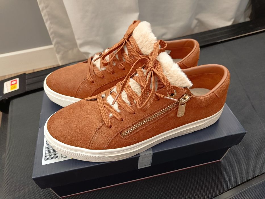 Спортни обувки TOMMY HILFIGER
Ниски маратонки
Размер: 40
Цвят: коняк &